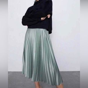 NWT Zara pleated satin skirt.